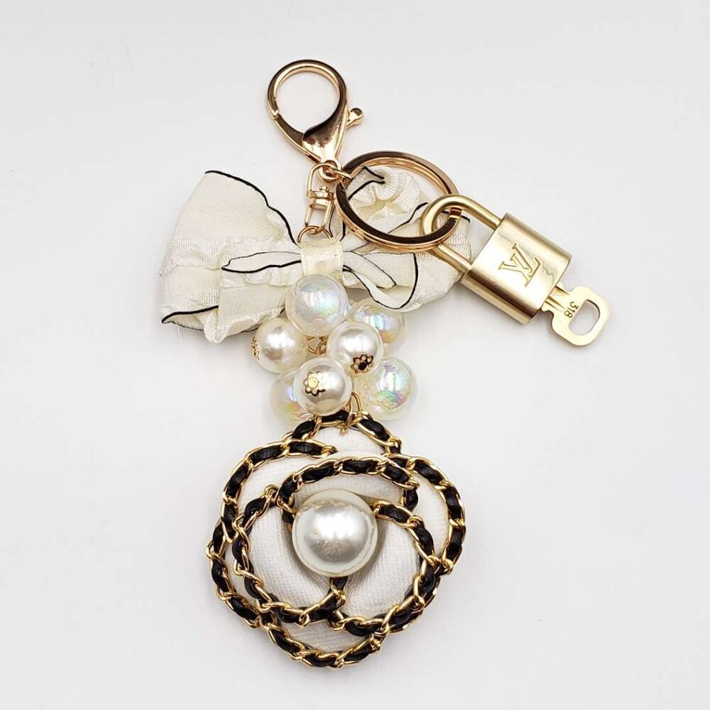 LV Gold Padlock Authentic 🔑 Luxury Bag Charm w/ Unbranded Flower Keychain - Picture 9 of 15